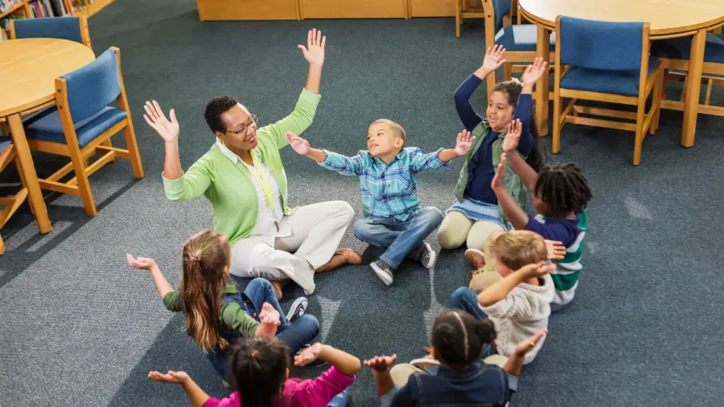 Educação sistemica - crianças em círculo com um professor