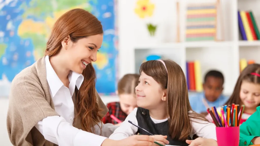 educação sistemica - um professor acolhendo um estudante ou ajudando-o a resolver um problema